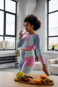 fit woman drinking water | Science Says These 10 Daily Rules Can Help You Lose 30 Pounds Without Starving