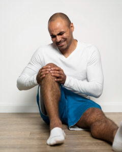 a man with knee pain used to represent osteoporosis